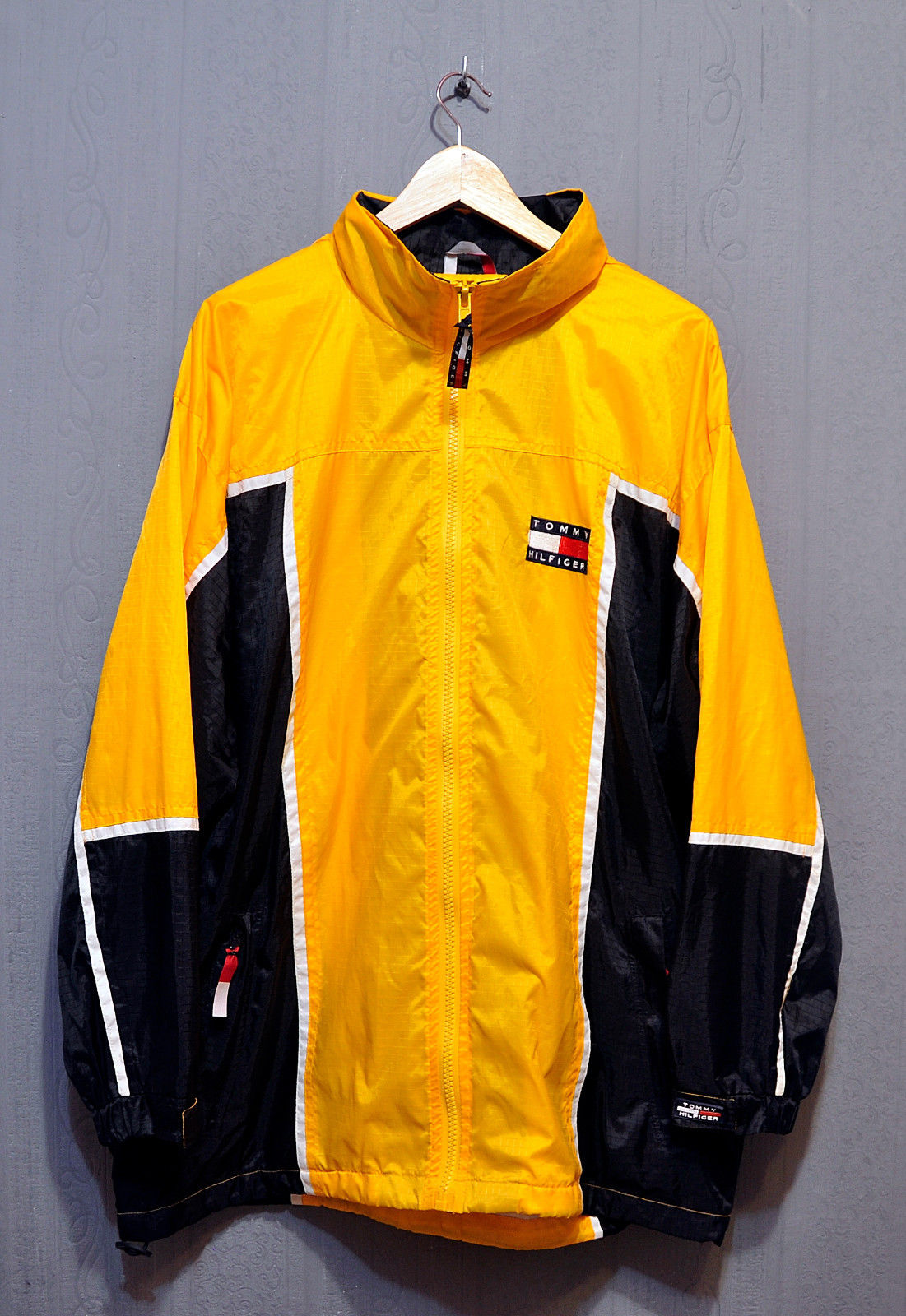 Tommy Hilfiger : 5 modèles de vestes vintages vendues sur eBay !